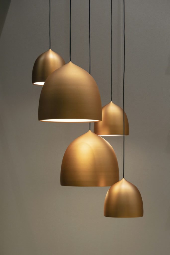 Verlichting woonkamer kiezen en combineren met een wandlamp industrieel